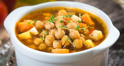 Plato de sopa de garbanzos española servida