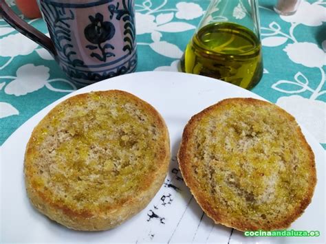 Desayuno andaluz con mollete y aceite de oliva