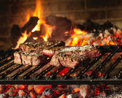 Parrilla con carne asándose