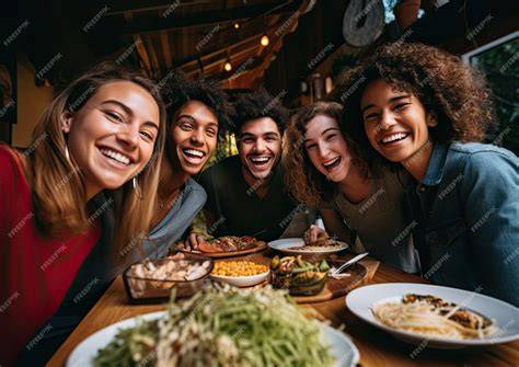 Amigos reunidos alrededor de una mesa con comida