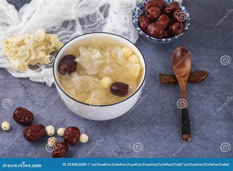 Sopa de Semillas de Loto, Bulbo de Lirio y Raíz de Ophiopogon