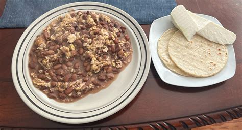 Plato de frijoles con huevo frito