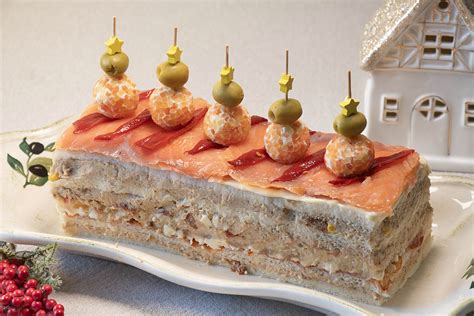 Pastel frío de salmón, atún y queso en rebanadas