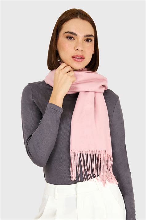 Mujer usando una bufanda rosa pastel con un abrigo