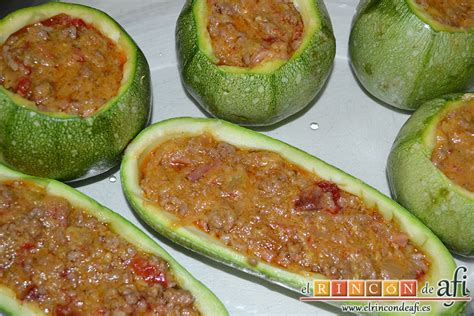 Calabacines rellenos en una fuente para hornear