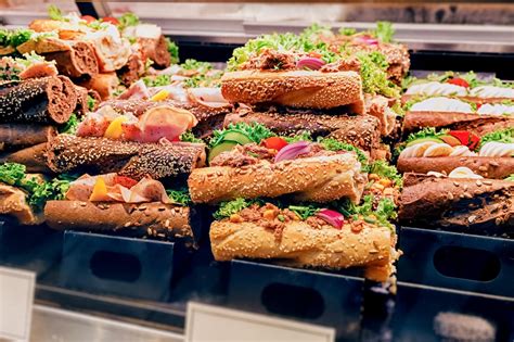 Variedad de bocadillos y sandwiches