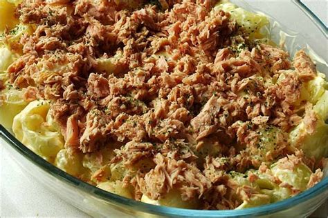 Proceso de preparación de ensalada de melón con atún
