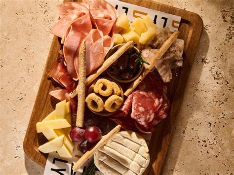 Tabla de embutidos italianos con guanciale y quesos