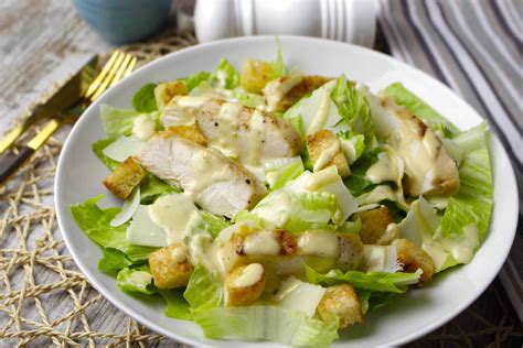Tabla nutricional de una ensalada césar con pollo