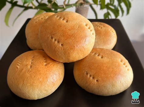 pan amasado chileno recién horneado con mantequilla