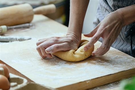 ingredientes para hacer pan amasado sobre una mesa de madera