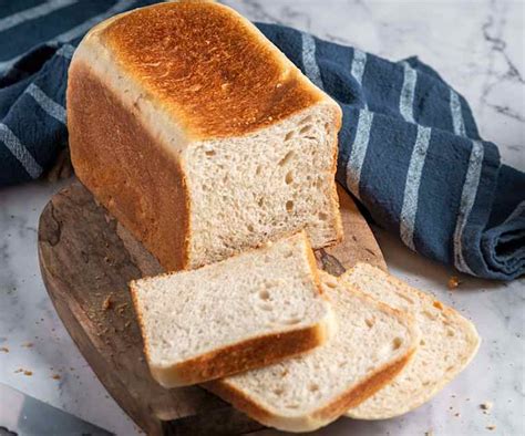 Pan de molde de masa madre recién horneado