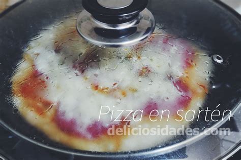 Pizza cocinándose en una sartén con tapa