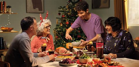 Familia celebrando con Coca-Cola en Navidad