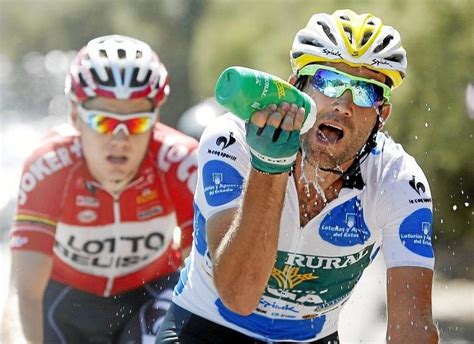 Ciclista bebiendo Coca-Cola después de una carrera