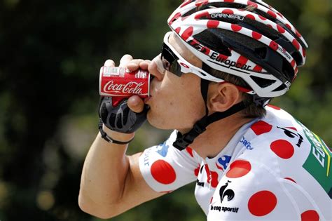 Ciclista tomando Coca-Cola Light