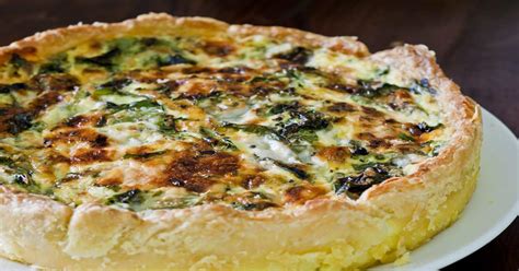 Ingredientes frescos para el relleno de quiche