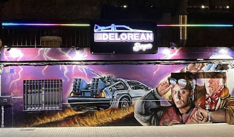 Fachada de Delorean Burger con estética retro