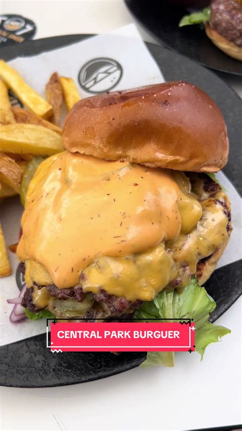 Variedad de entrantes creativos de Delorean Burger