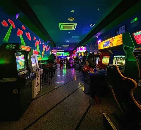 Interior de Delorean Burger con zona recreativa y máquinas arcade