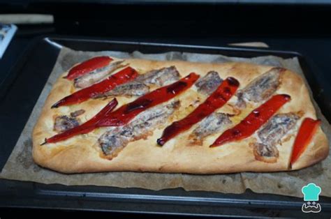 Coca de sardinas saladas recién horneada y dorada
