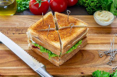 Ilustración de un club sandwich cortado en triángulos