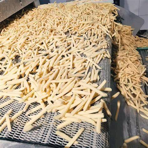Distribución de patatas fritas congeladas en un almacén