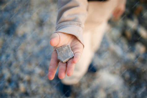 Un viajero con una piedra en la mano ofreciendo sopa a unos aldeanos.