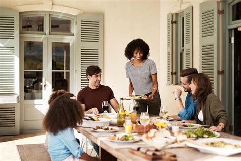 Un grupo de personas compartiendo una comida comunitaria felizmente.