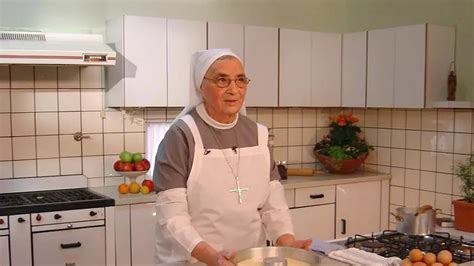 Hermana Bernarda cocinando