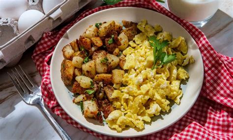 Papas y huevos cocinándose