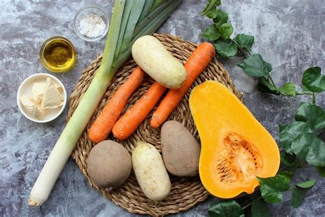 Variedad de verduras listas para hacer puré