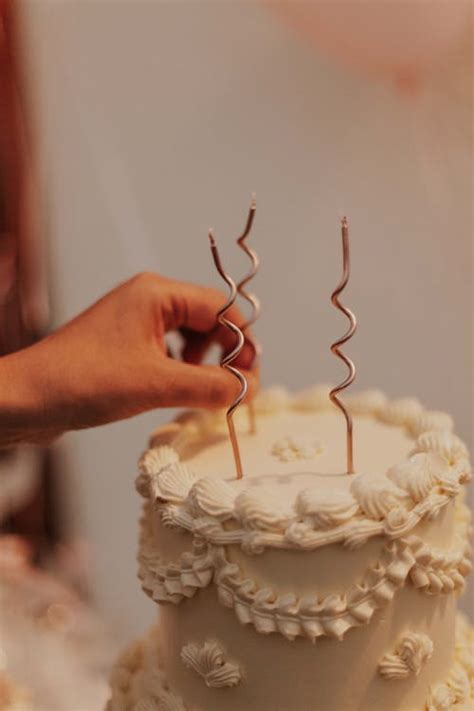 Colocación segura de velas en un pastel