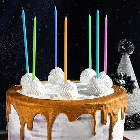 Pastel de cumpleaños con velas largas decorativas