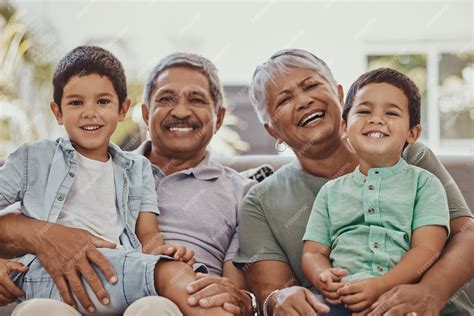 Niños compartiendo un momento feliz con sus abuelos