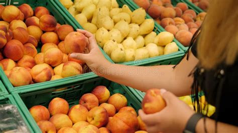 Nectarinas frescas en un mercado