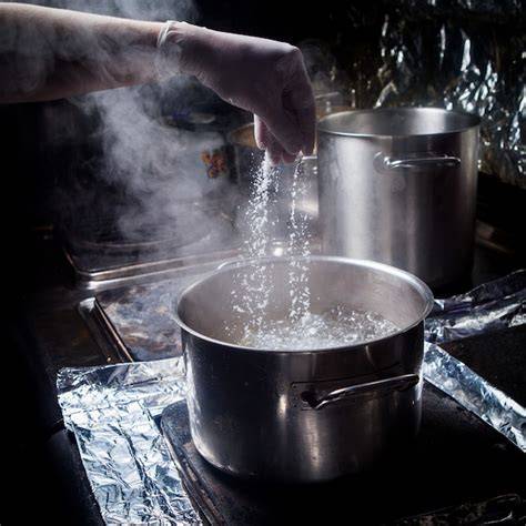Olla con agua hirviendo y sal