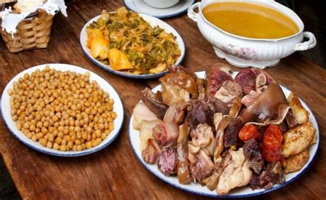 Plato de cocido maragato servido en Casa Maruja