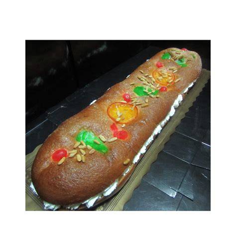 Coca de brioche con piñones y fruta confitada