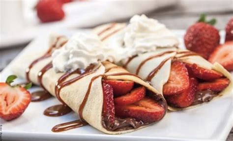 Una variedad de crepes dulces y salados listos para comer