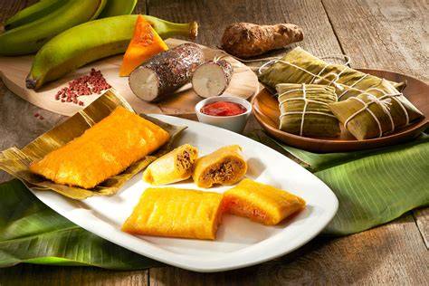 Pasteles en hoja listos para servir con acompañamientos