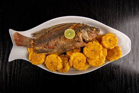 Pescado frito tradicional en un puesto de mercado