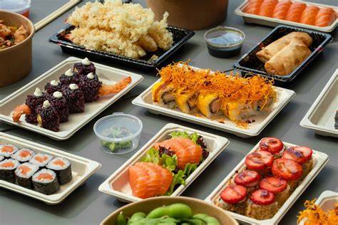 Variedad de platos de sushi y noodles en una mesa