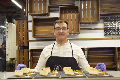 Pastelero de Pastelería Pontón recibiendo el premio en el concurso