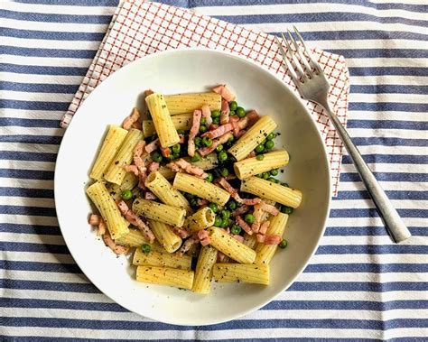 Plato de pasta con guisantes y panceta