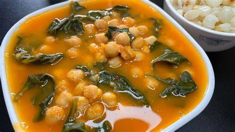 Imagen de sopa de garbanzos con espinacas y zanahorias