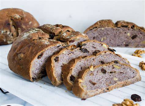 Pan dulce casero con pasas y nueces recién horneado