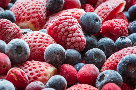 Primer plano de fresas, frambuesas y arándanos
