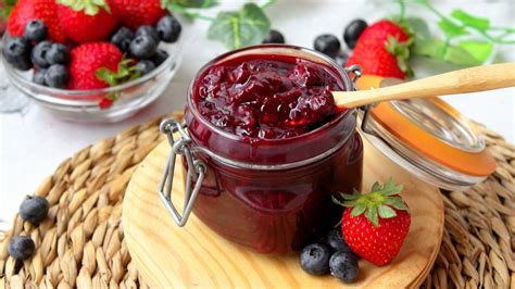 Frascos de falsa mermelada de frutos rojos