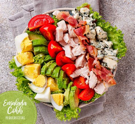 Variedad de ensaladas gourmet con pollo
